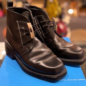 JOHN FLUEVOG SAMPLE!! SQUARE TOE TOGGLE TIE BOOT - BLACK - UK7/MENS 8/WOMENS 10
